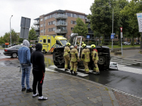 Auto op zijn kant na botsing kruispunt Brouwersdijk Dordrecht