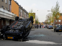 Auto over de kop in Tollensstraat Dordrecht