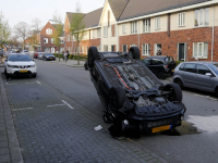 Auto over de kop in Tollensstraat Dordrecht