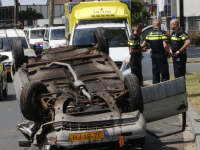 Auto over de kop op Merwedestraat