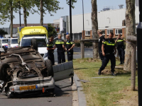 Auto over de kop op Merwedestraat