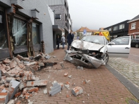 2015211-Auto-ramt-voorgevel-van-bedrijfspand-in-Hoogerheide-Tstolk