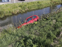 Auto te water geraakt bij de Zuidendijk Dordrecht