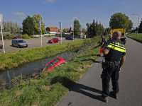 Auto te water geraakt bij de Zuidendijk Dordrecht