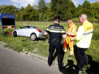 Auto vliegt uit bocht Dordrecht