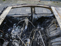 Auto volledig verwoest door brand Mauritsweg Dordrecht
