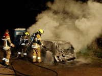 20172610-Auto-volledig-uitgebrand-aan-de-Oosthaven-in-Dordrecht-Tstolk-002