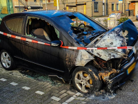 09102021-Auto-volledig-uitgebrand-voor-politiebureau-PA-de-Genestetstraat-Dordrecht-Tstolk