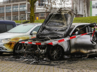 Auto volledig verwoest aan de Van Eedenstraat in Zwijndrecht