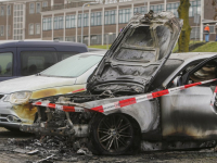 Auto volledig verwoest aan de Van Eedenstraat in Zwijndrecht