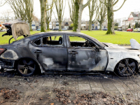 Auto volledig verwoest door brand Dordrecht