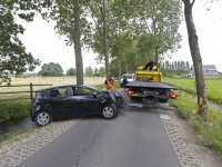 20171206 Automonbilist botst tegen boom Papendrecht Tstolk
