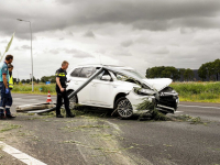 Lantaarnpaal om personenauto heen , na eenzijdig ongeluk A16 Dordrecht