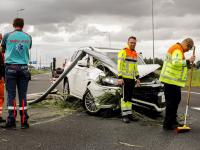 Lantaarnpaal om personenauto heen , na eenzijdig ongeluk A16 Dordrecht