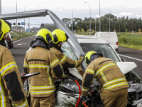 Lantaarnpaal om personenauto heen , na eenzijdig ongeluk A16 Dordrecht