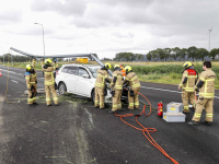 Lantaarnpaal om personenauto heen , na eenzijdig ongeluk A16 Dordrecht