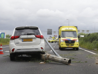 Lantaarnpaal om personenauto heen , na eenzijdig ongeluk A16 Dordrecht