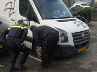 20160211 Meerdere auto\'s beklad met hakenkruizen Oudelandshoek Dordrecht Tstolk 002