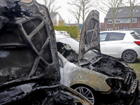 Auto\'s uitgebrand op de Rijksstraatweg in Dordrecht