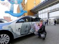 20151211-Lotax-en-Rhena-laten-samen-babyblauwe-taxis-rijden-Dordrecht-Tstolk