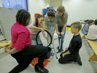 20171611-Leerlingen-plakken-fietsbanden-Basisschool-De-Fontein-Dordrecht-Tstolk