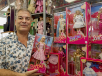 Paul Bouman tussen de nieuwe Barbiepoppen in zijn winkel in Dordrecht