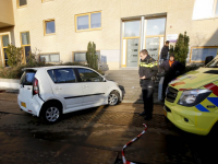 Oudere man botst met zijn auto twee keer