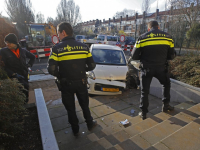 Oudere man botst met zijn auto twee keer