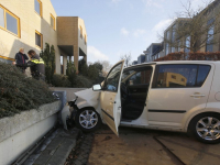 Oudere man botst met zijn auto twee keer