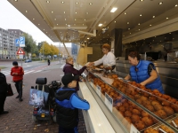 20161710 De eerste Oliebollen Spuiboulevard Dordrecht Tstolk 002