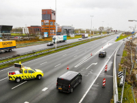 Vrachtwagen gekanteld op Moerdijkbrug A16