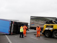 Vrachtwagen gekanteld op Moerdijkbrug A16