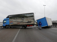 Vrachtwagen gekanteld op Moerdijkbrug A16