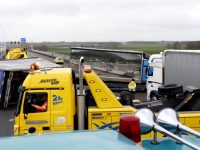 Vrachtwagen gekanteld op Moerdijkbrug A16