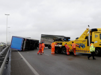 Vrachtwagen gekanteld op Moerdijkbrug A16