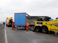 Vrachtwagen gekanteld op Moerdijkbrug A16