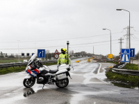 Vrachtwagen gekanteld op Moerdijkbrug A16