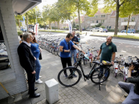 Beroofde Armando komt gratis e-bike ophalen bij Dordtse fietsenwinkel Brouwersdijk Dordrecht