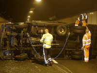 Bestelwagen gekanteld Drechttunnel A16