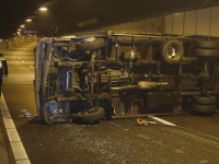 Bestelwagen gekanteld Drechttunnel A16