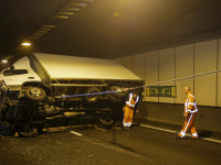 Bestelwagen gekanteld Drechttunnel A16