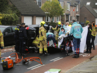 Auto op zijn kant Assumburg Dordrecht