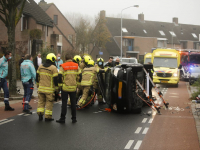 Auto op zijn kant Assumburg Dordrecht