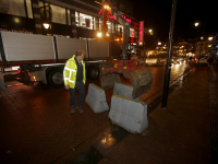 20171412-Betonblokken-op-toegangswegen-binnenstad-kerstmarkt-Dordrecht-Tstolk-002