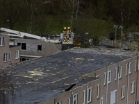 Daken van woningen afewaaid aan Keteldiep Dordrecht