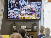 Bewoners Sterrenwiel kijken naar uitvaart Koningin Elizabeth II Dordrecht