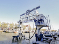 Spandoek opgehangen tussen de Dok van Straatman en het schip Neerlandica Wolwevershaven Dordrecht