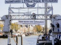 Spandoek opgehangen tussen de Dok van Straatman en het schip Neerlandica Wolwevershaven Dordrecht