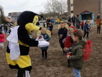 Bijtjes van Oranje Nassauschool zaaien bloemen