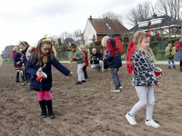 Bijtjes van Oranje Nassauschool zaaien bloemen